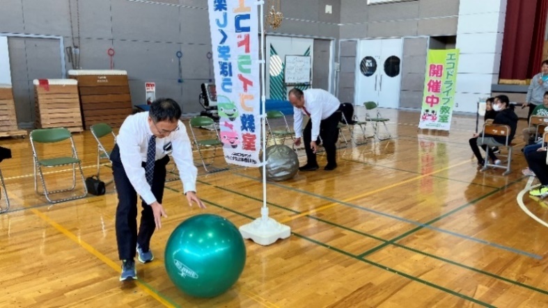 タイヤの空気圧はどうかな？　実演「どっちがダメドライバー？」